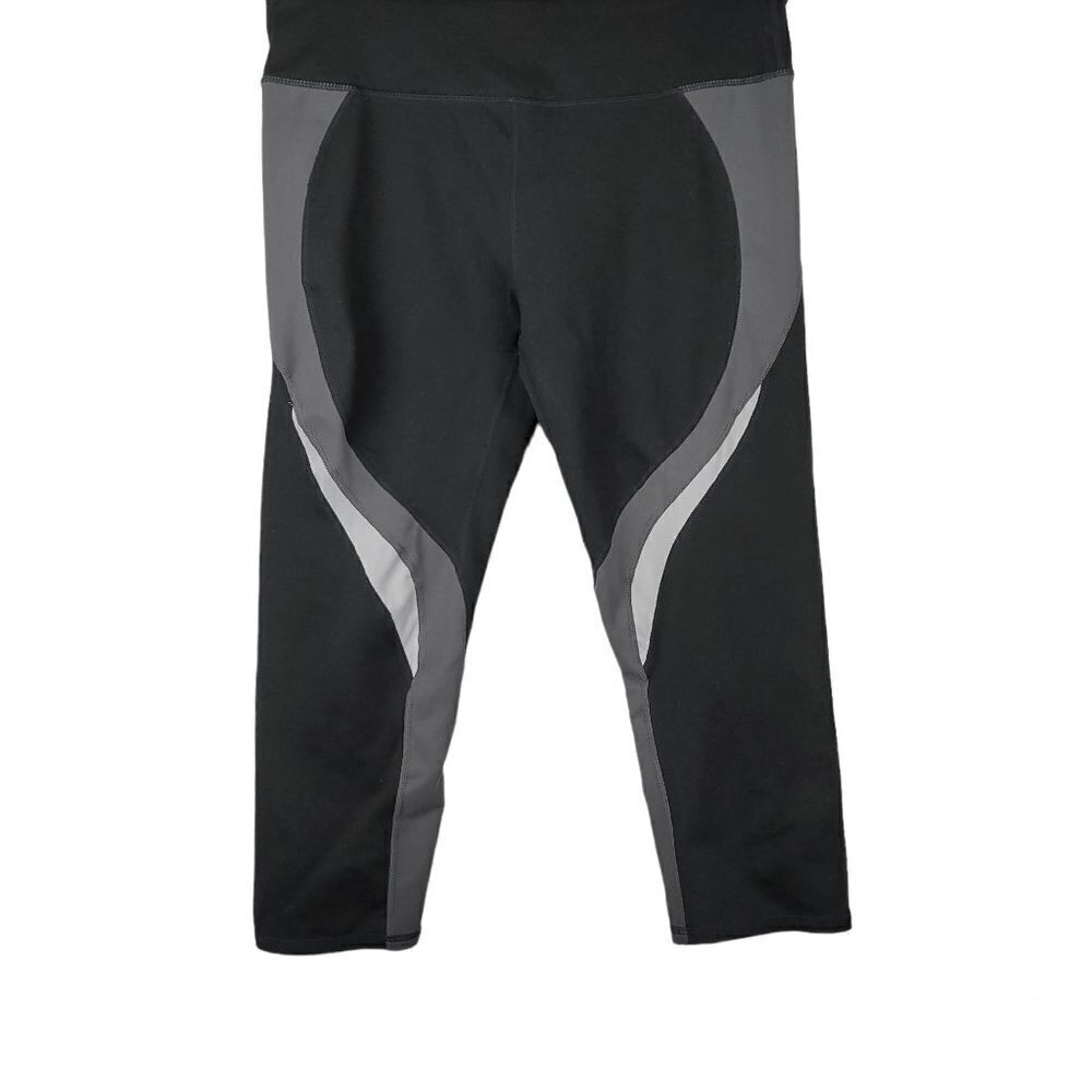 💥284 Fabletics Color Block Black and Gray Cropped Athletic Leggings
